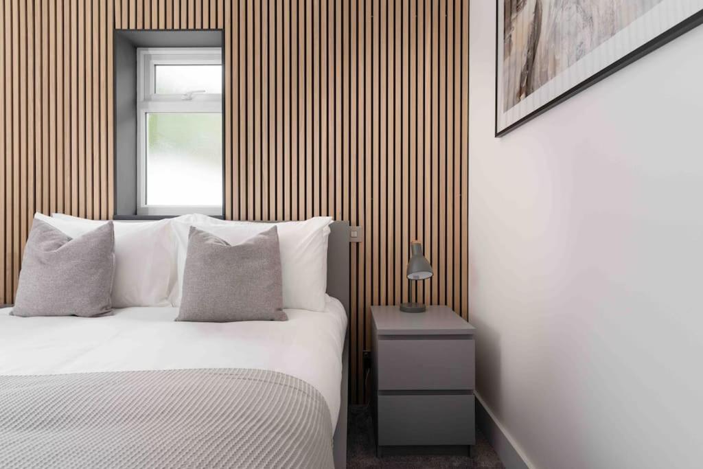 Stunning New Fully Renovated Flat In *