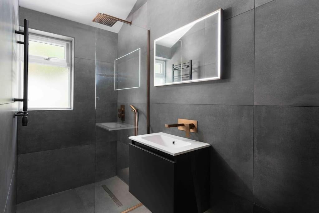 Stunning New Fully Renovated Flat In Apartment *